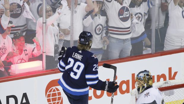 Patrik Laine slaví gól do sítě Vegas.
