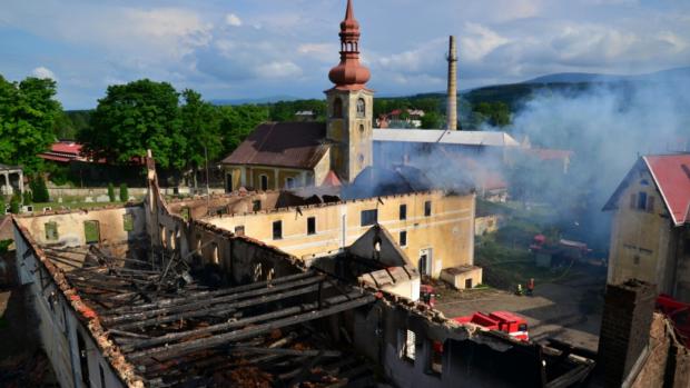 Požár štěpky v bývalém statku v Jindřichovicích pod Smrkem