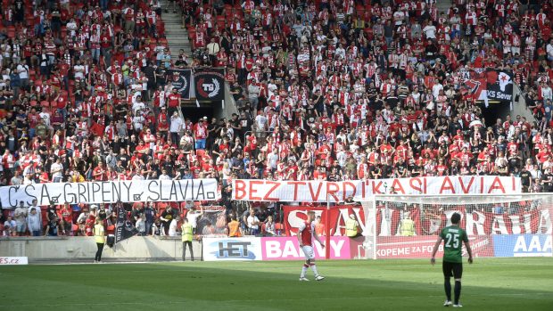 Fanoušci Slavie během zápasu s Jabloncem vytáhli transparent proti Jaroslavu Tvrdíkovi