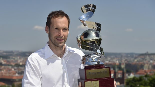 Petr Čech s trofejí pro vítěze ankety Zlatý míč ČR