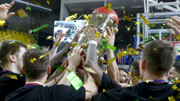 Basketbalisté Nymburka s trofejí pro vítěze NBL.