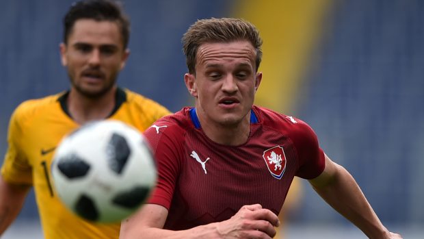 Jan Kopic se žene za míčem s australským soupeřem v zádech
