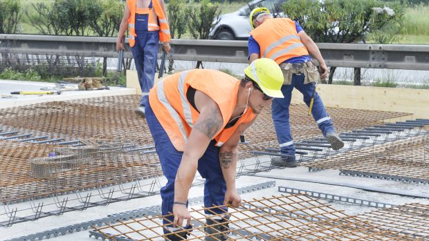 Dělníci pracují 5. června 2018 na opravě povrchu dálnice D5 u Blatnice za Plzní.