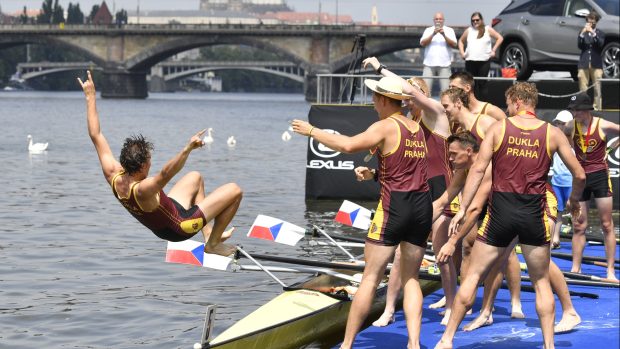 Tradiční házení nováčků posádky Dukly do Vltavy po vítězných Primátorkách