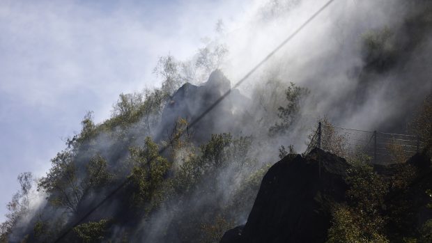 Požár kolem železničního koridoru do Německa mezi Lovosicemi a Ústím nad Labem