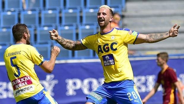 Utkání 2. kola první fotbalové ligy mezi FK Teplice a FK Dukla Praha. Z gólu se radují tepličtí hráči (zleva) Admir Ljevakovič a David Vaněček.