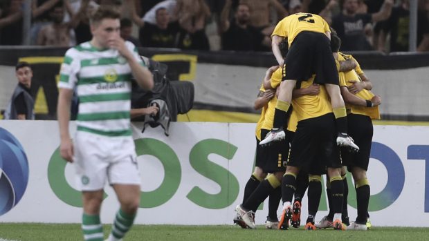 Zklamání hráčů Celtic Glasgow a radost AEK Atény