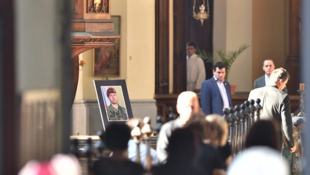 Kostela svatého Jana Nepomuckého v Hluboké nad Vltavou, kde se rodina a veřejnost rozloučí s vojákem Kamilem Benešem.