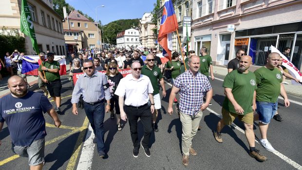 V čele pochodu šli předseda DSSS Tomáš Vandas (třetí zleva) a předseda Ludové strany Naše Slovensko (LSNS) Marian Kotleba (třetí zprava).