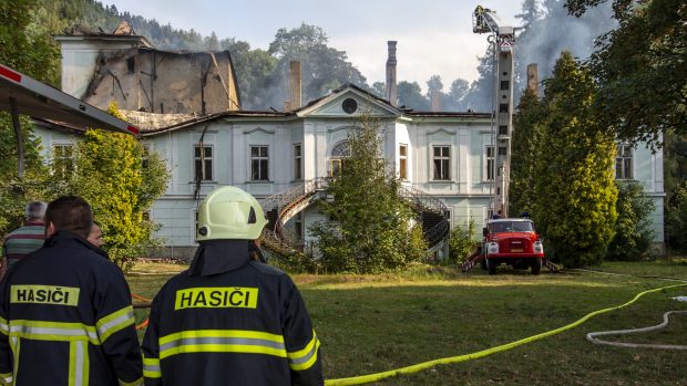 Oheň zničil střechy na celém objektu a věž zámku. Zůstaly jen zděné části.