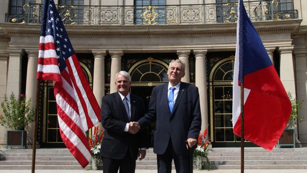 Americký velvyslanec Stephen King s prezidentem Milošem Zemanem