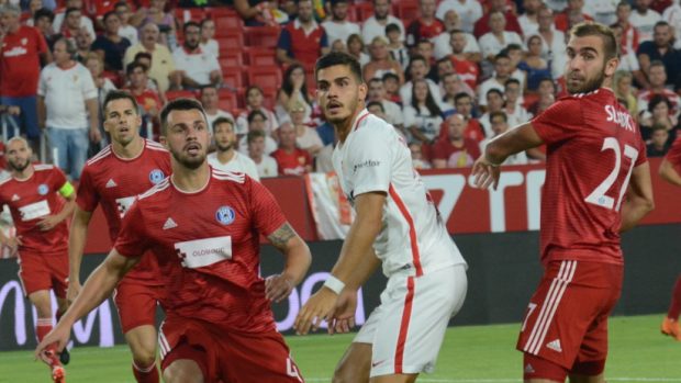 Jan Kotouč (vlevo) odehrál v české nejvyšší soutěži zatím jen 33 minut, v Seville ale nastoupil v základní sestavě