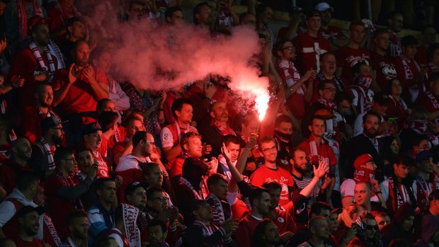 Fanoušci Slavie během utkání proti Plzni.