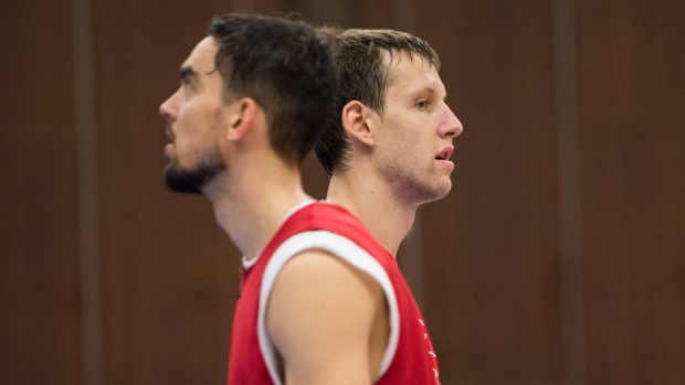 Basketbalisté Tomáš Satoranský (vlevo) a Jan Veselý na tréninku reprezentace