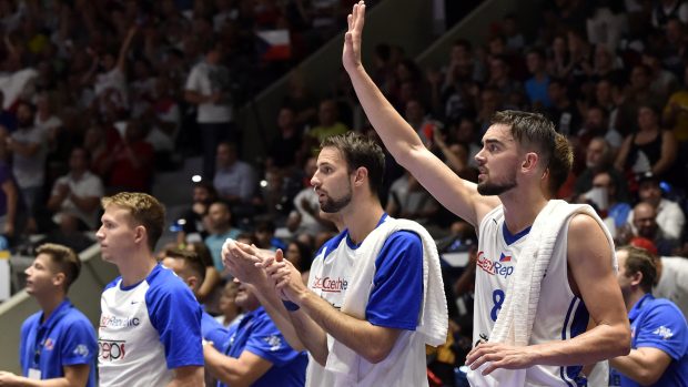 Čeští basketbalisté při zápase proti Rusku v Pardubicích, zcela vpravo Tomáš Satoranský