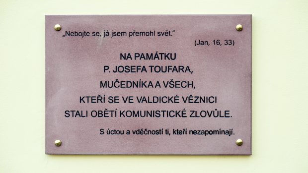 Pamětní deska připomínající osobnost pátera Josefa Toufara je od středy u valdické věznice na Jičínsku.