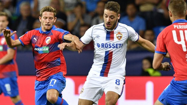 Patrik Hrošovský v souboji s Nikolou Vlašićem z CSKA Moskva.