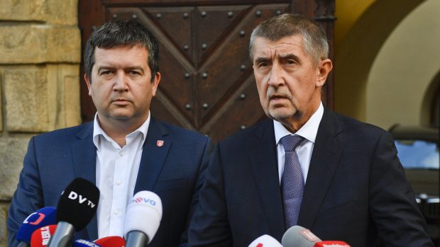 Andrej Babiš a Jan Hamáček během pátečního projevu k novinářům