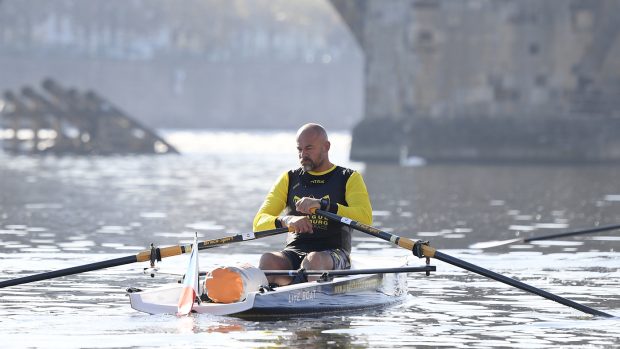 Václav Chalupa jeden, na rozdíl od ostatních veslařů, na širším a kratším mořském skifu