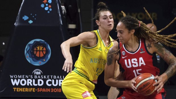 Brittney Grinerová z týmu Spojených států (v červeném) se snaží zakončit přes Alex Buntonovou z Austrálie