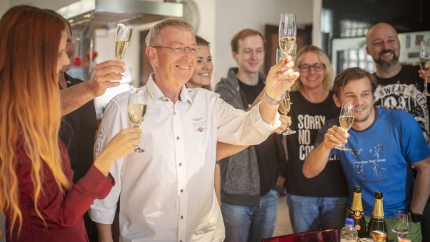 Nezávislý kandidát Ladislav Faktor slaví vítězství ve druhém kole senátních voleb v Českých Budějovicích.