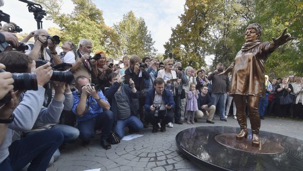 Odhalení sochy Věry Špinarové  v Ostravě