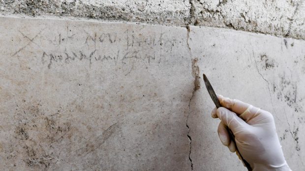 Nápis uhlem na zdi, podle kterého Vesuv zničil později, než se původně archeologové domnívali.