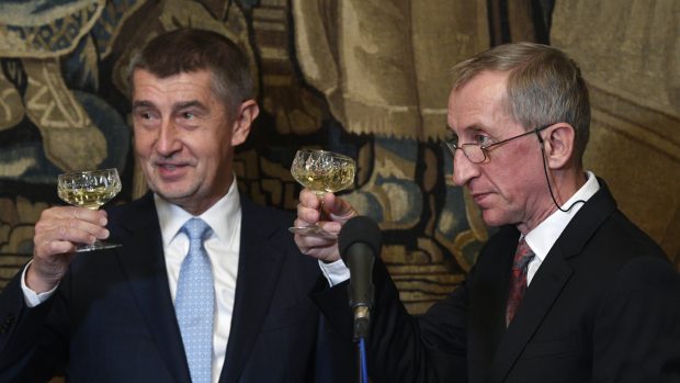 Premiér Andrej Babiš v pondělí udělil Cenu předsedy Rady pro výzkum profesoru Jaroslavu Petrovi