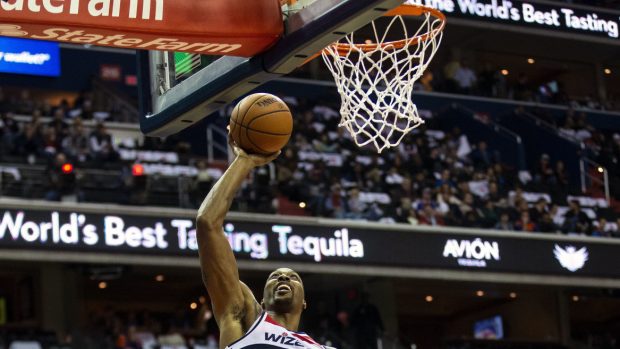 Pivot Washingtonu Wizards Dwight Howard skóruje v utkání proti New Yorku Knicks