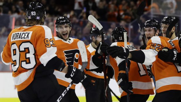 Hráči Philadelphie Flyers oslavují dva body za výhru v prodloužení, když na vítězný gól přihrál Jakub Voráček