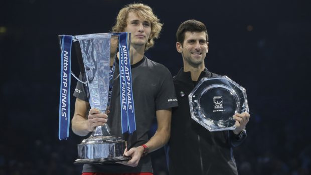 Alexander Zverev a Novak Djoković po finálovém zápase Turnaje mistrů v Londýně