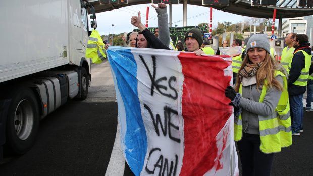 V Paříži protestují demonstranti ve žlutých vestách.