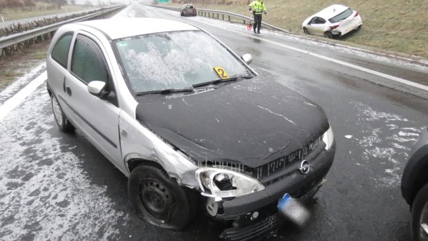 Dopravu v Česku komplikuje ledovka. Na snímku je nehoda pěti osobních aut na dálnici D6 u Kynšperka nad Ohří