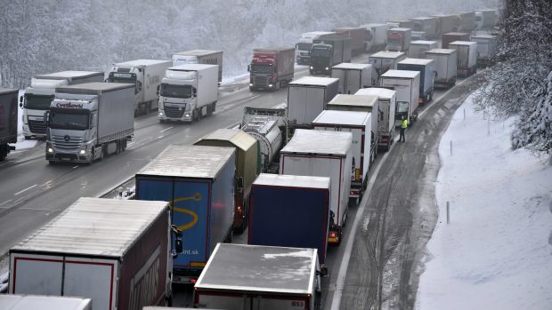 Odstavené kamiony blokovaly 13. prosince 2018 dálnici D1 poblíž u obce Jiřice mezi Humpolcem a Koberovicemi na Pelhřimovsku.