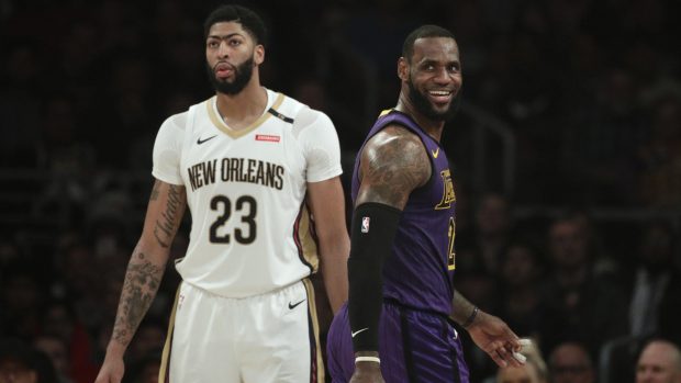 Olympijští vítězové (zleva) Anthony Davis a LeBron James v zápase NBA.