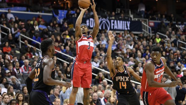 Bradley Beal střílí na koš v zápase s Phoenixem Suns