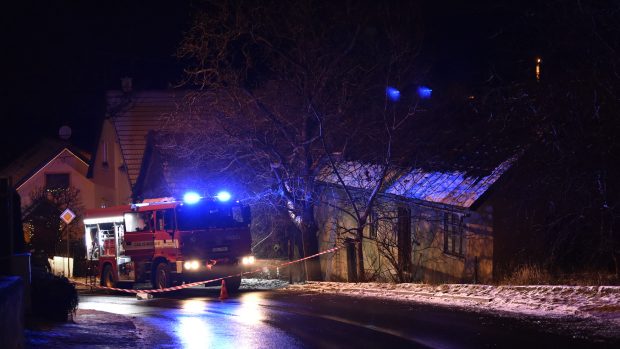 Hasiči objevili v hořícím domě ve zlínské místní části Kudlov dva mrtvé. Další člověk utrpěl popáleniny.