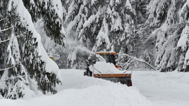 Traktor s frézou odstraňoval sníh ze silnice mezi Prostřední Bečvou a Pustevnami na Vsetínsku.