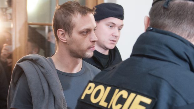Jeden z podezřelých z loupežného přepadení čerpací stanice v Nelahozevsi, při kterém byla zastřelena čerpadlářka