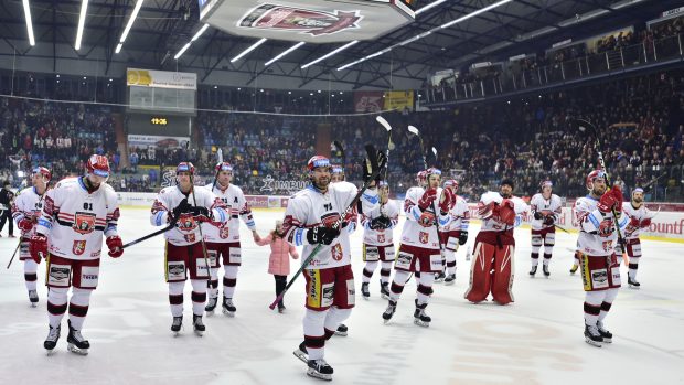 Hráči Mountfieldu HK děkují za podporu svým fanouškům po východočeském derby