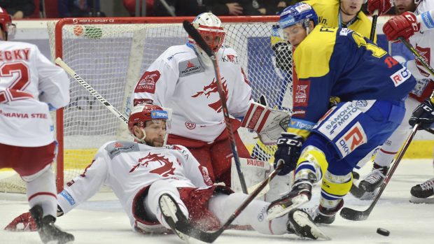 Závar před brankou třineckého Šimona Hrubce