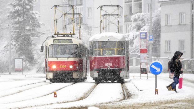 Některé komunikace byly kvůli napadanému sněhu nesjízdné, mnoho spojů nabralo zpoždění a řada příměstských linek vůbec nevyjela.