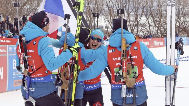 Radost francouzské smíšené štafety po finiši Anais Chevalierové