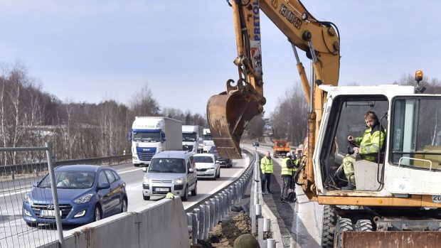 Závadu na 98. kilometru dálnice D1 na Vysočině, kvůli které na dálnici vytékala voda a namrzala, se už podařilo provizorně odstranit