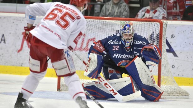 Vítkovický gólman Patrik Bartošák se v druhém kole play-off Tipsport extraligy soustředí na Tomáše Marcinka v dresu třineckých Ocelářů