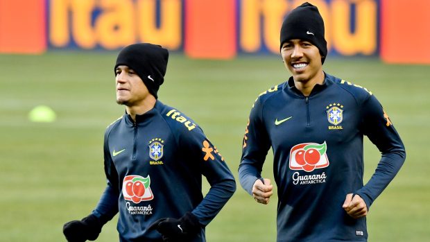 Fotbalisté Brazílie při tréninku v Praze před přípravným utkání Česká republika - Brazílie. (zleva) Philippe Coutinho a Roberto Firmino.