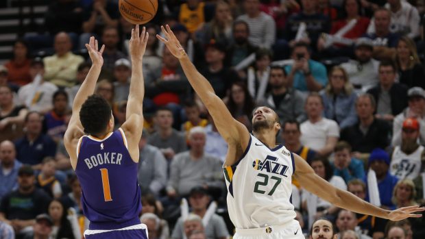 Rudy Gobert brání střele Devina Bookera z Phoenixu