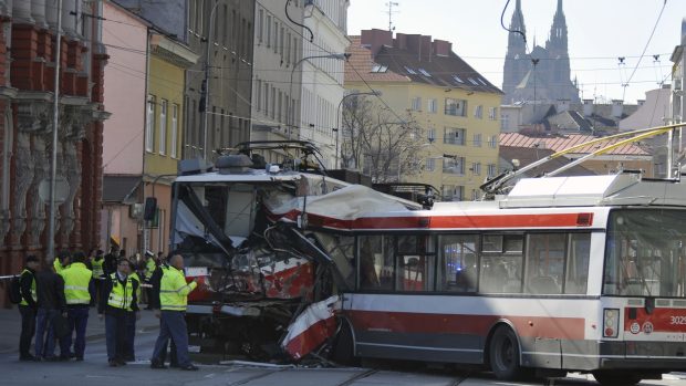Těžká či středně těžká zranění utrpělo 13 lidí