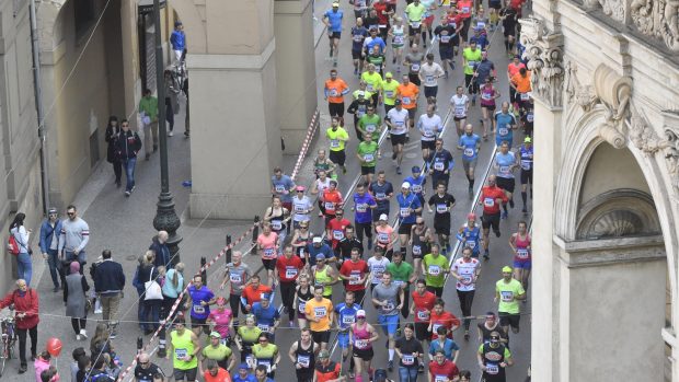 Závodníci na trati Pražského půlmaratonu 6. dubna 2019 v centru hlavního města