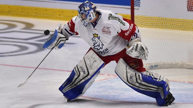 Brankář Marek Langhamer zasahuje během přípravného zápasu proti Rakousku v rámci turnaje Euro Hockey Challenge